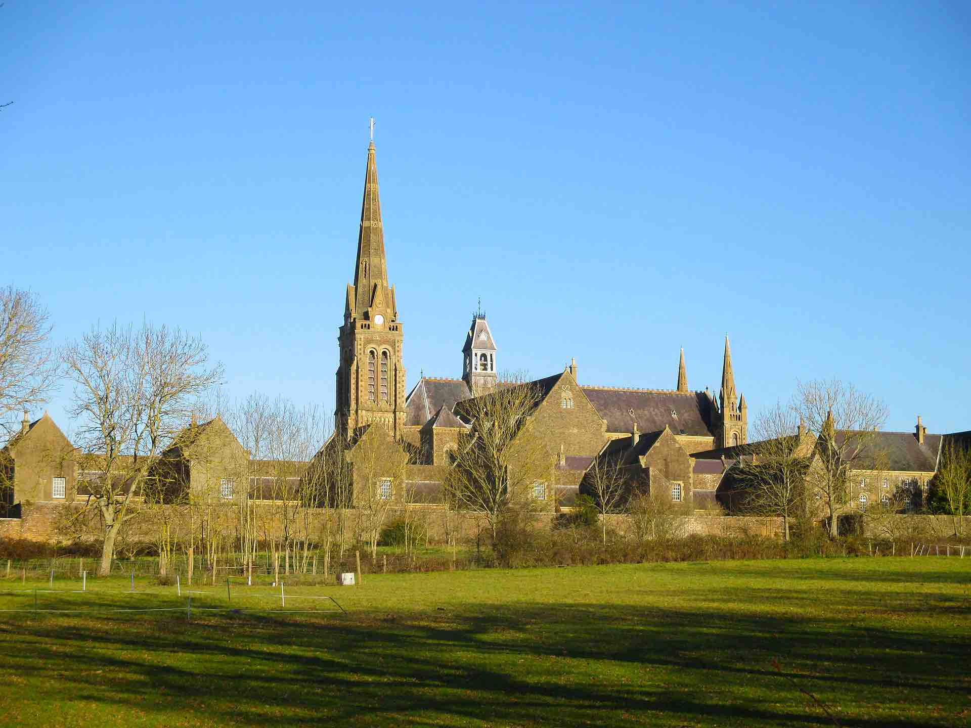 St. Hugh's Charterhouse, Parkminster, West Sussex. Photo by <a href='https://commons.wikimedia.org/wiki/User:Antiquary'>Antiquary</a> on <a href='https://commons.wikimedia.org/wiki/File:St._Hugh%27s_Charterhouse.JPG'>Wikimedia Commons</a>, (CC BY-SA 4.0)